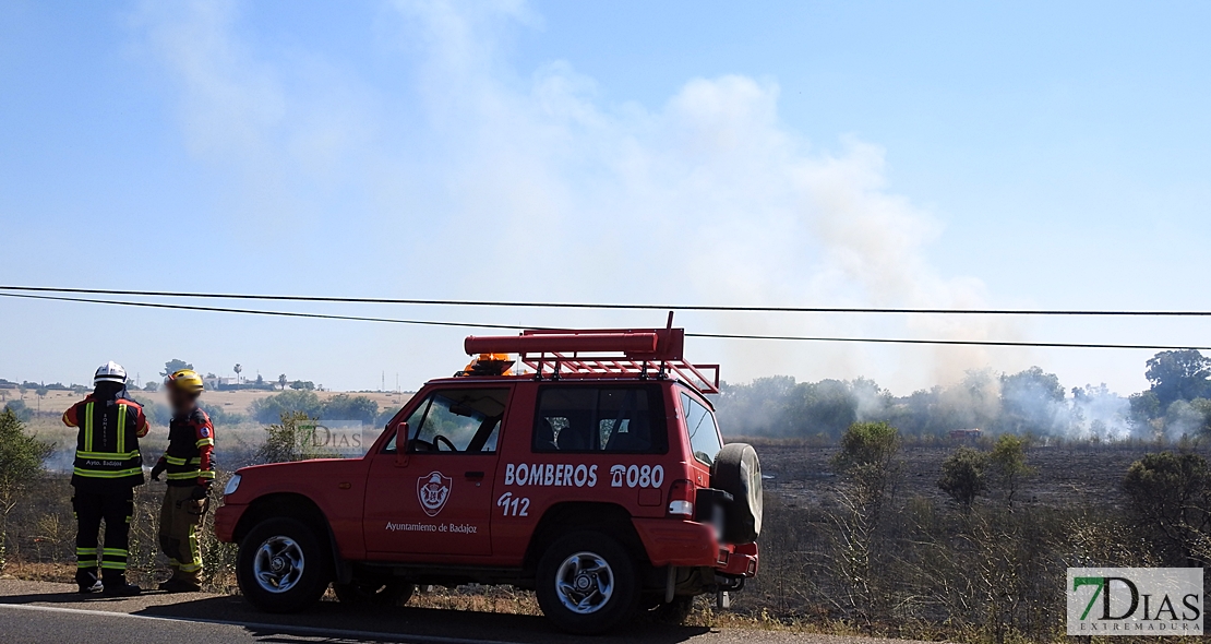 Un incendio obliga a cortar la carretera de Sevilla casi una hora