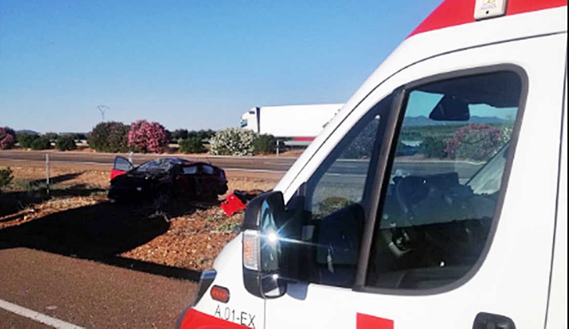 Dos heridos en un accidente de tráfico en la carretera de Almendralejo