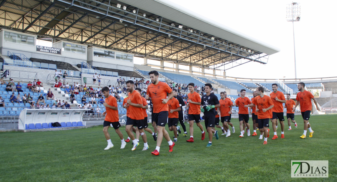 Imágenes del entrenamiento del CD. Badajoz ante su público