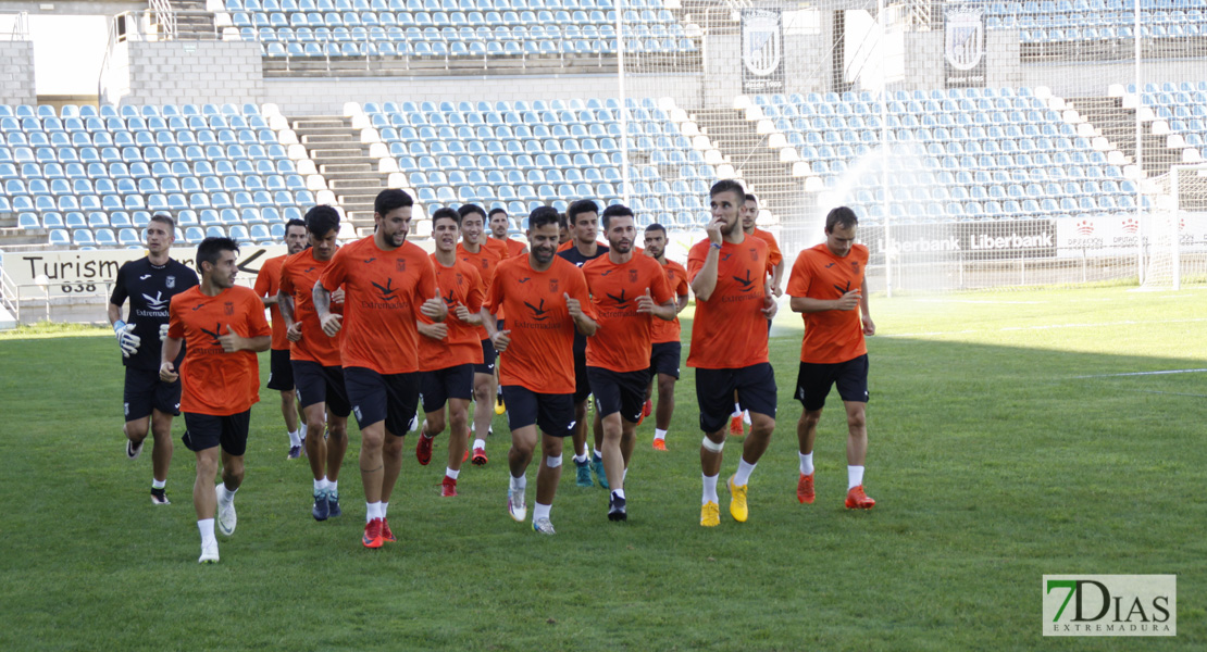 Imágenes del entrenamiento del CD. Badajoz ante su público