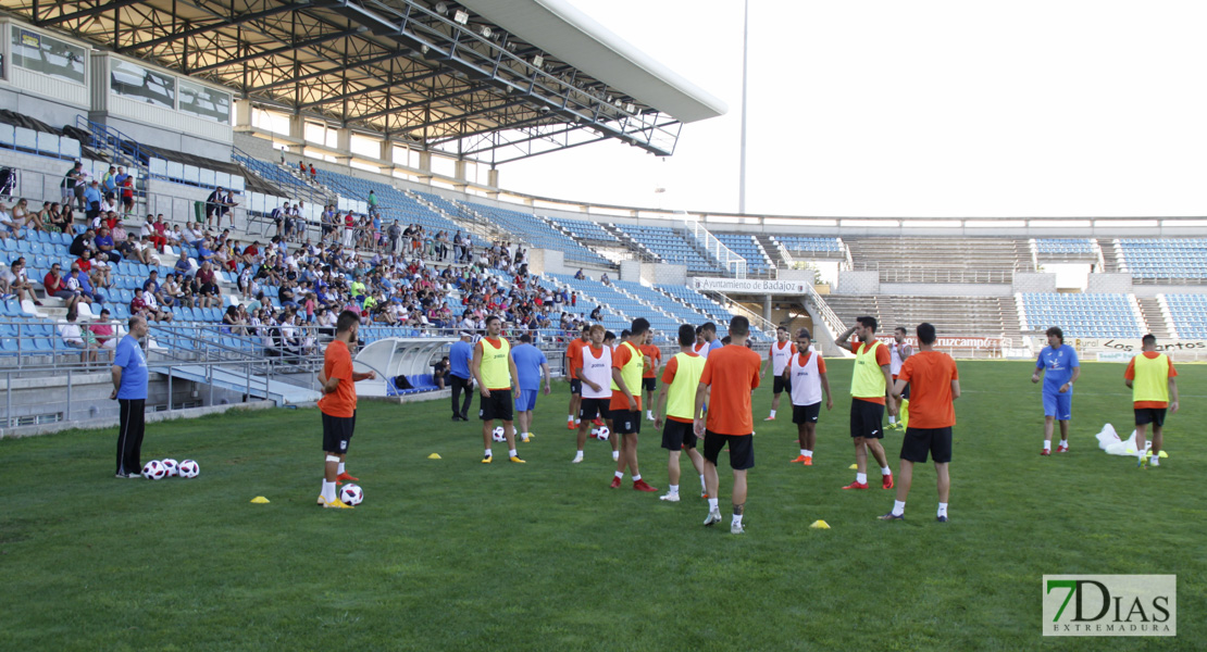 Imágenes del entrenamiento del CD. Badajoz ante su público