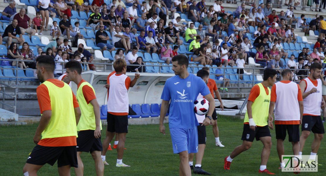 Imágenes del entrenamiento del CD. Badajoz ante su público