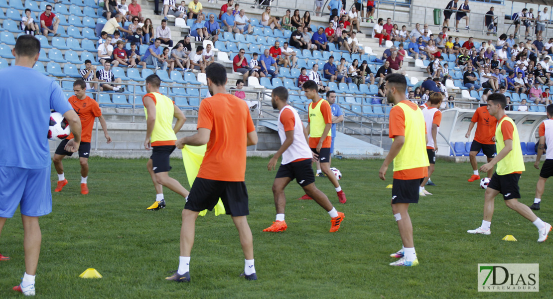 Imágenes del entrenamiento del CD. Badajoz ante su público