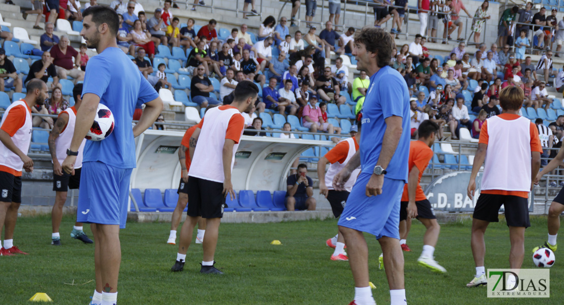 Imágenes del entrenamiento del CD. Badajoz ante su público