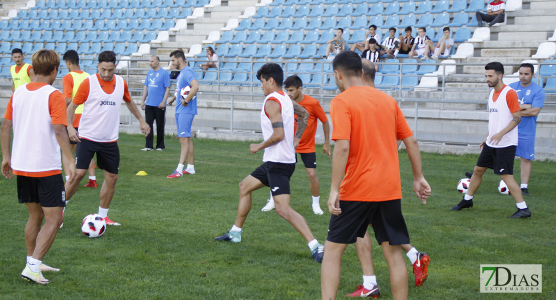 Imágenes del entrenamiento del CD. Badajoz ante su público