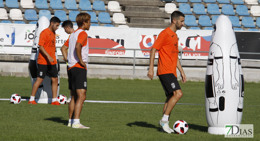 Imágenes del entrenamiento del CD. Badajoz ante su público