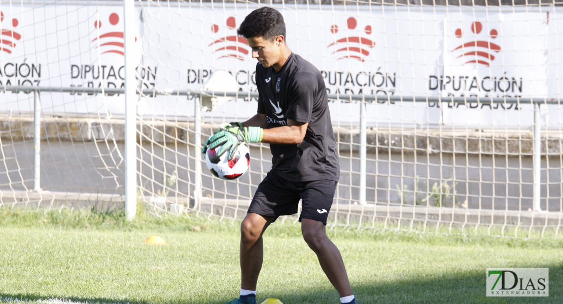 Imágenes del entrenamiento del CD. Badajoz ante su público