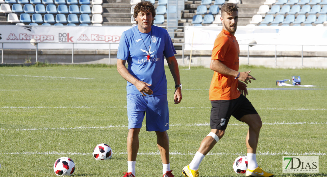 Imágenes del entrenamiento del CD. Badajoz ante su público