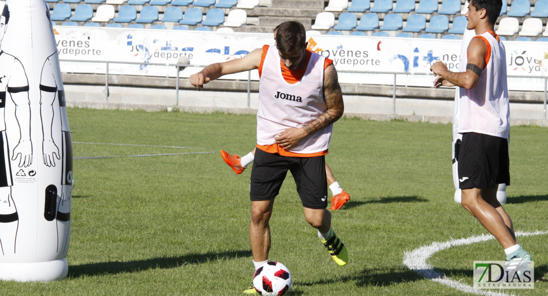 Imágenes del entrenamiento del CD. Badajoz ante su público