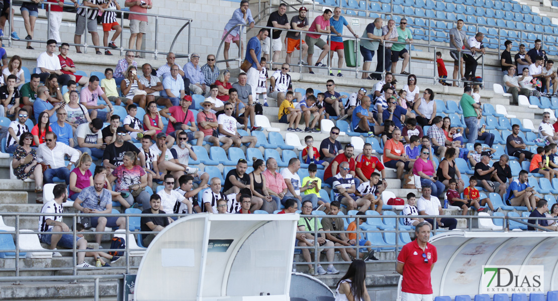 Imágenes del entrenamiento del CD. Badajoz ante su público