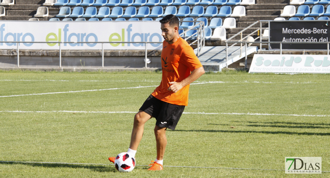 Imágenes del entrenamiento del CD. Badajoz ante su público