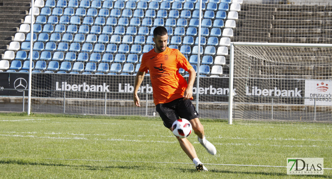 Imágenes del entrenamiento del CD. Badajoz ante su público