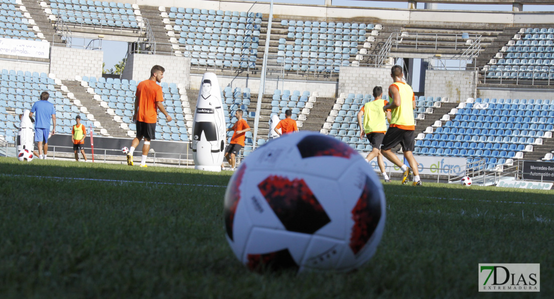 Imágenes del entrenamiento del CD. Badajoz ante su público