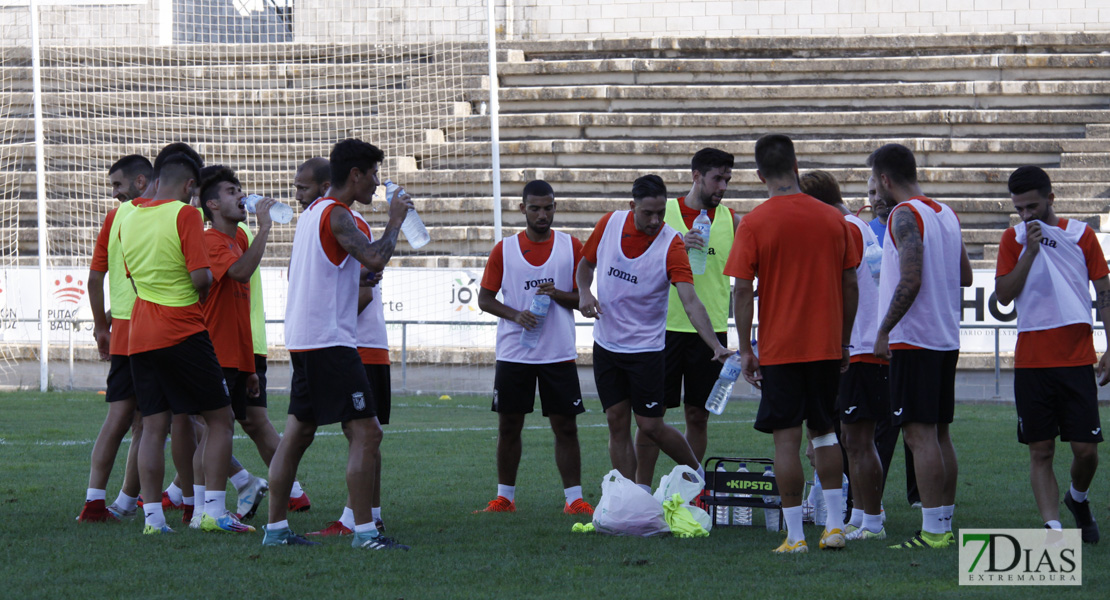 Imágenes del entrenamiento del CD. Badajoz ante su público