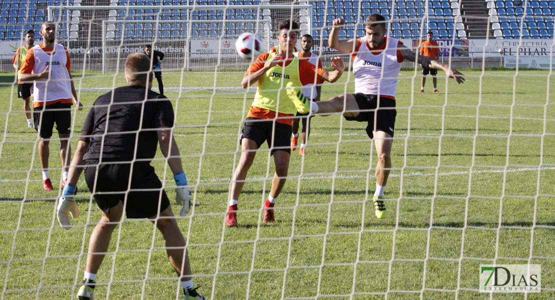 Imágenes del entrenamiento del CD. Badajoz ante su público