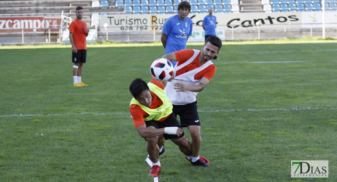 Imágenes del entrenamiento del CD. Badajoz ante su público