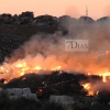 Bomberos de Badajoz y Operarios intentan sofocar un incendio en la Planta de Tratamiento (R.S.U.)