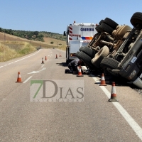 Accidente y vuelco de un camión en Villar del Rey (Badajoz)