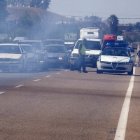 Un incendio obliga a cortar la carretera de Sevilla cerca de una hora