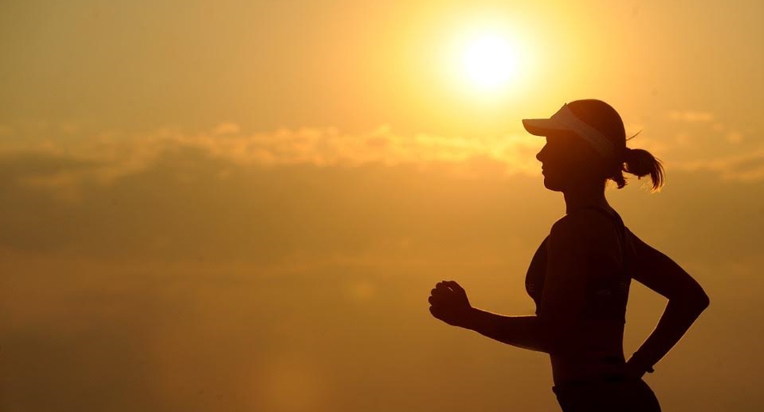 ¿Qué es un golpe de calor, cómo se nota y qué primeros auxilios exige?