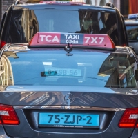 Auto-taxis y vehículos de alquiler con conductor tendrán una matrícula de color azul