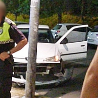 Pierde el control de su turismo impactando contra un coche y una farola en Badajoz