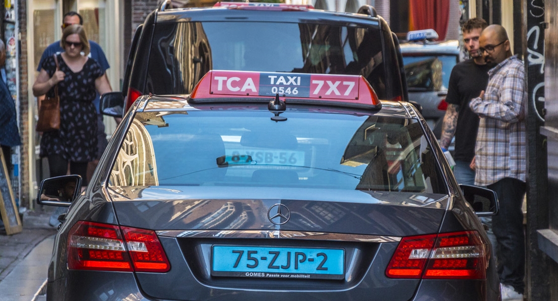 Auto-taxis y vehículos de alquiler con conductor tendrán una matrícula de color azul