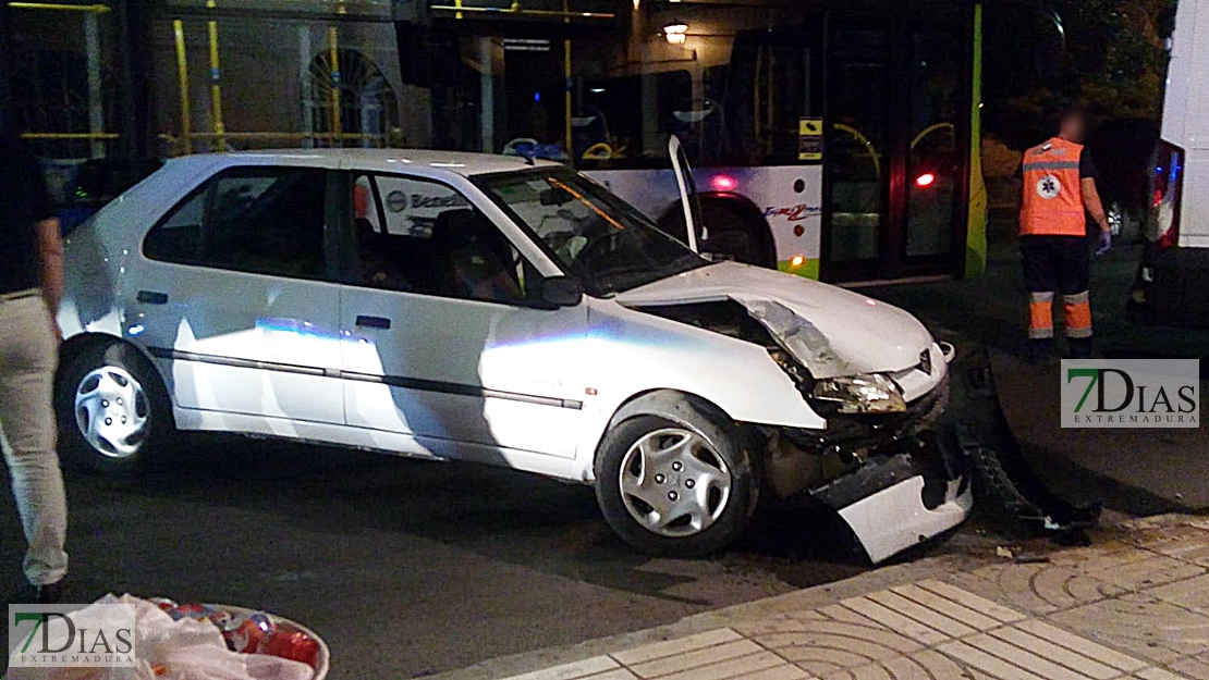 Pierde el control de su turismo impactando contra un coche y una farola en Badajoz