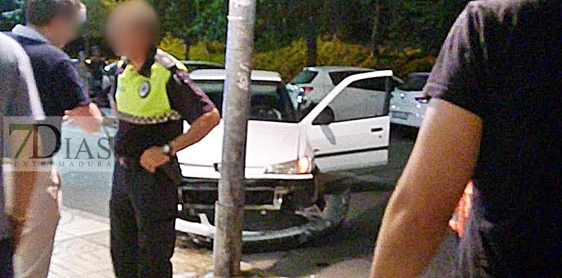 Pierde el control de su turismo impactando contra un coche y una farola en Badajoz