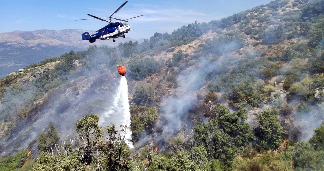 Medios aéreos trabajan en la extinción de un incendio en Cabezuela Del Valle