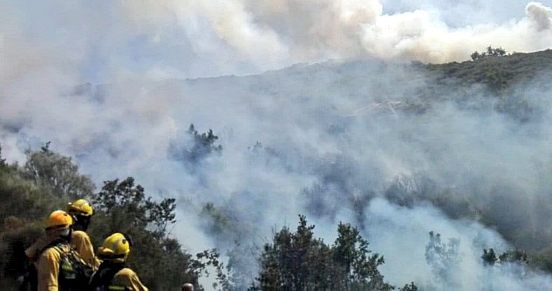 Medios aéreos trabajan en la extinción de un incendio en Cabezuela Del Valle