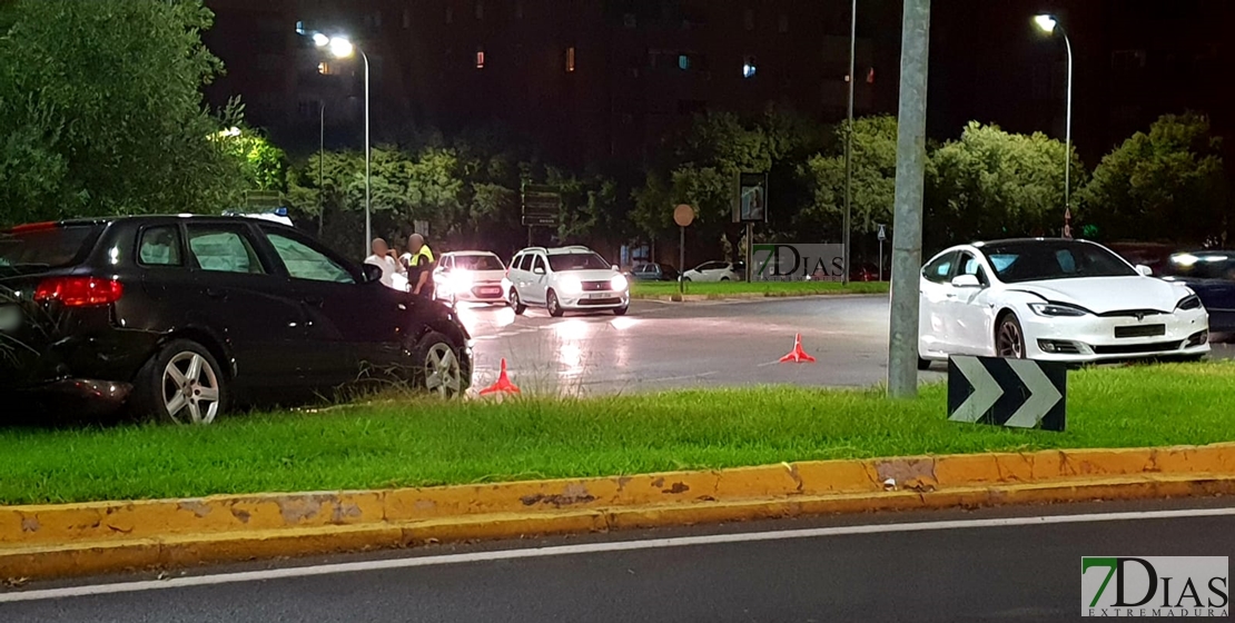 Accidente en la rotonda de la fuente Isabel de Portugal (Badajoz)