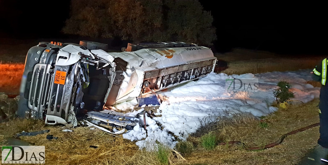 Fallece un conductor tras accidentarse con un camión de mercancías peligrosas (EX-327)