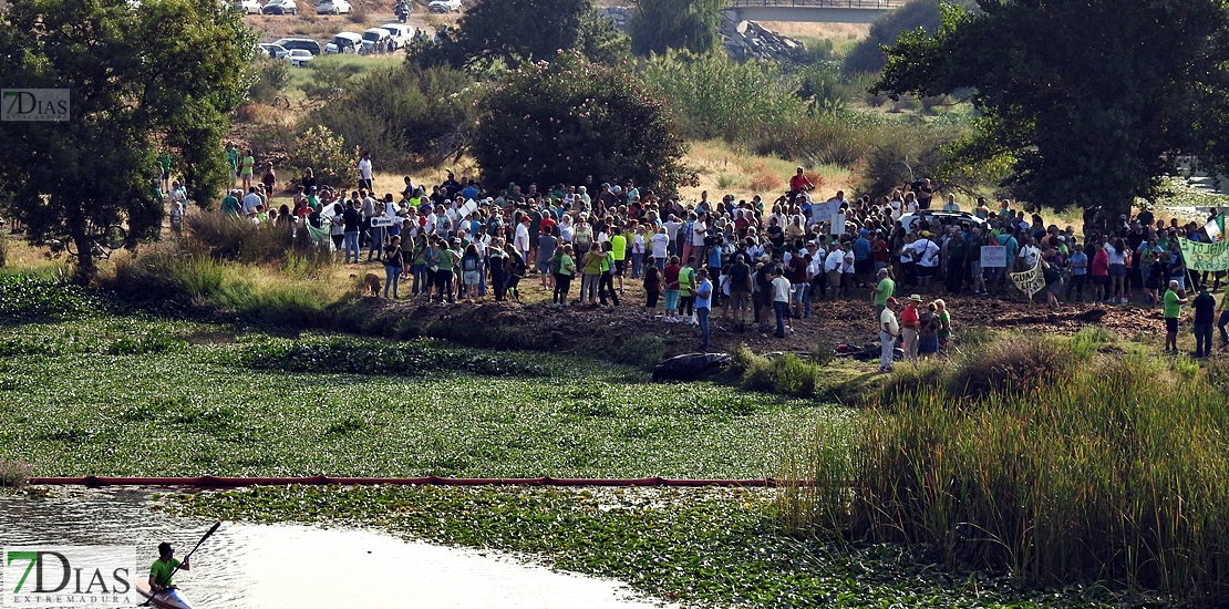 Colectivos, políticos y ciudadanos piden un río Guadiana sin camalote