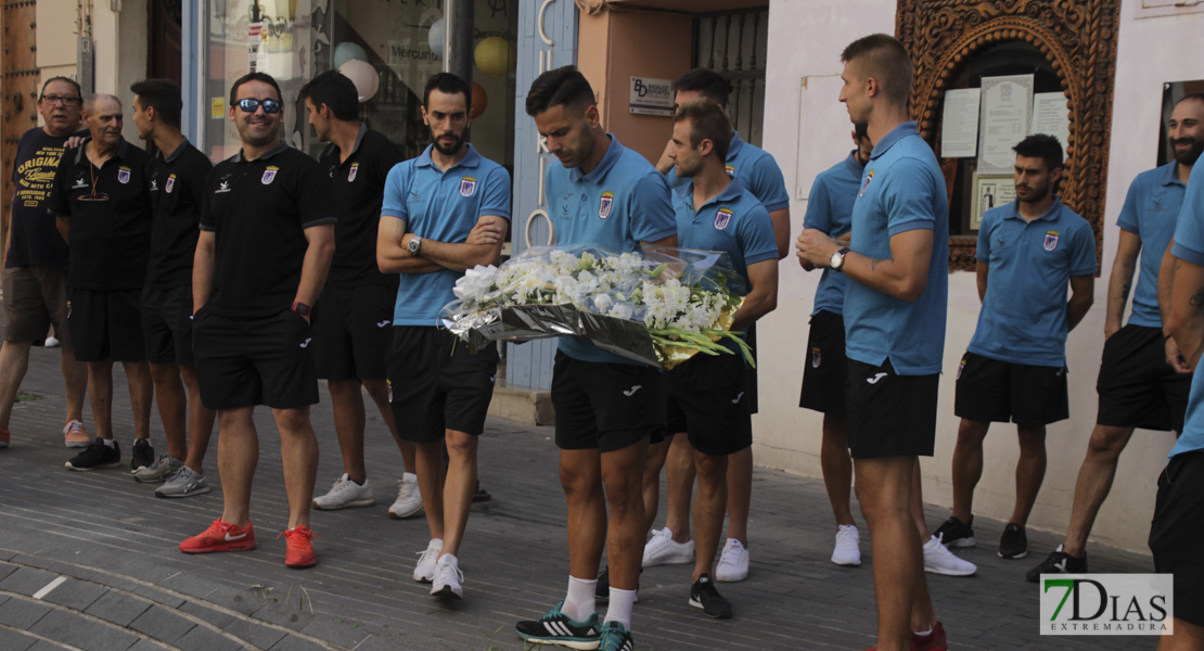 Imágenes de la ofrenda floral del CD. Badajoz a la Virgen de la Soledad