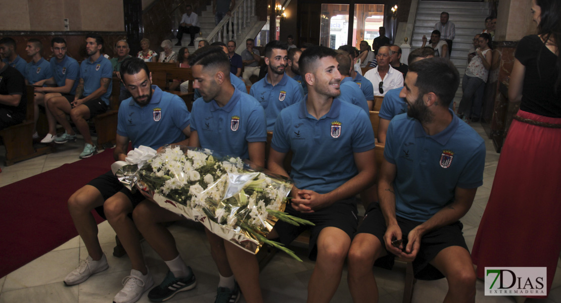 Imágenes de la ofrenda floral del CD. Badajoz a la Virgen de la Soledad