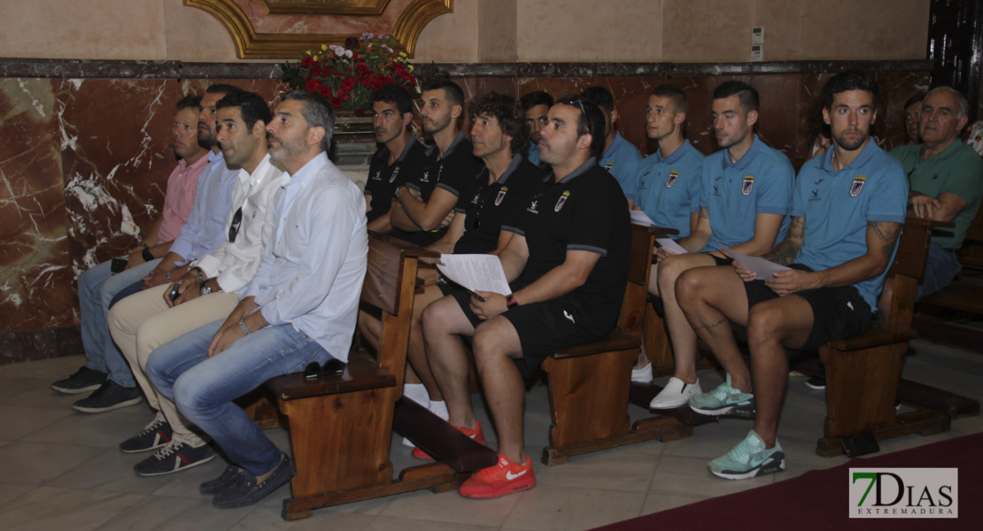 Imágenes de la ofrenda floral del CD. Badajoz a la Virgen de la Soledad