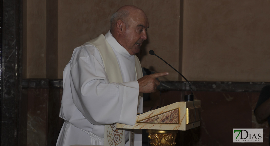 Imágenes de la ofrenda floral del CD. Badajoz a la Virgen de la Soledad