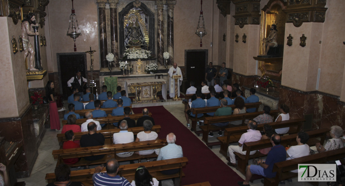 Imágenes de la ofrenda floral del CD. Badajoz a la Virgen de la Soledad