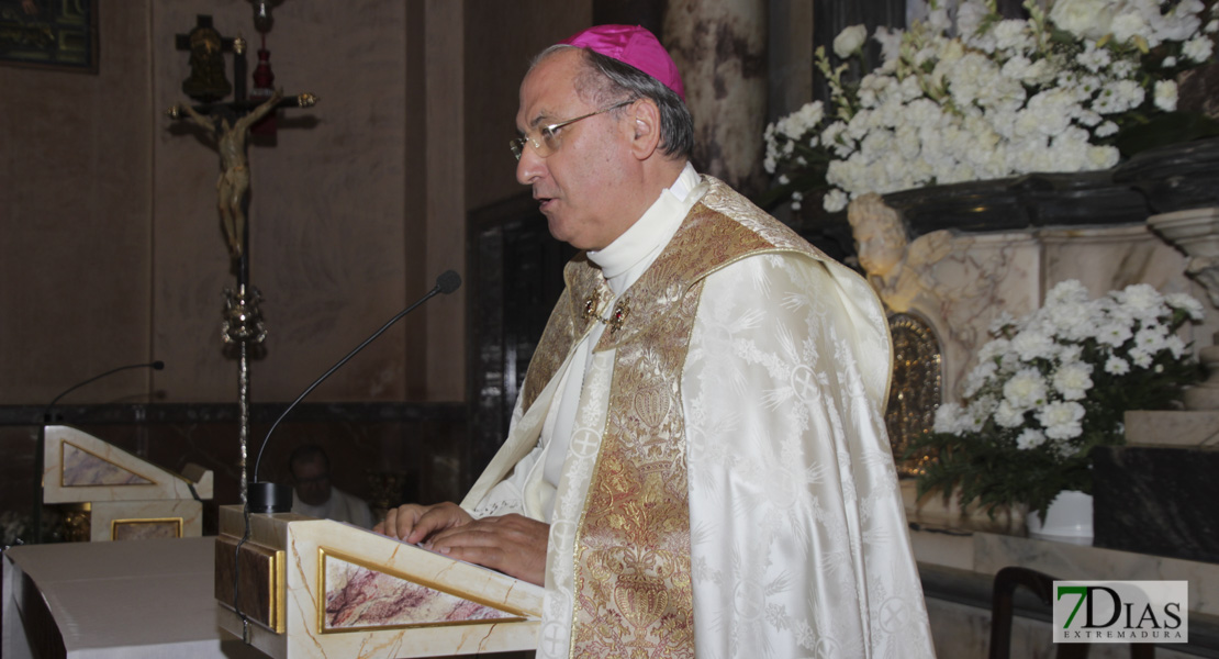 Imágenes de la ofrenda floral del CD. Badajoz a la Virgen de la Soledad