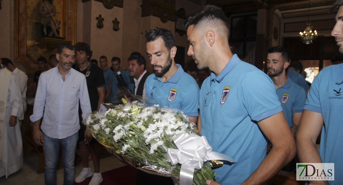 Imágenes de la ofrenda floral del CD. Badajoz a la Virgen de la Soledad