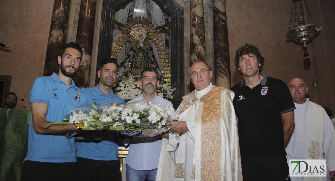 Imágenes de la ofrenda floral del CD. Badajoz a la Virgen de la Soledad