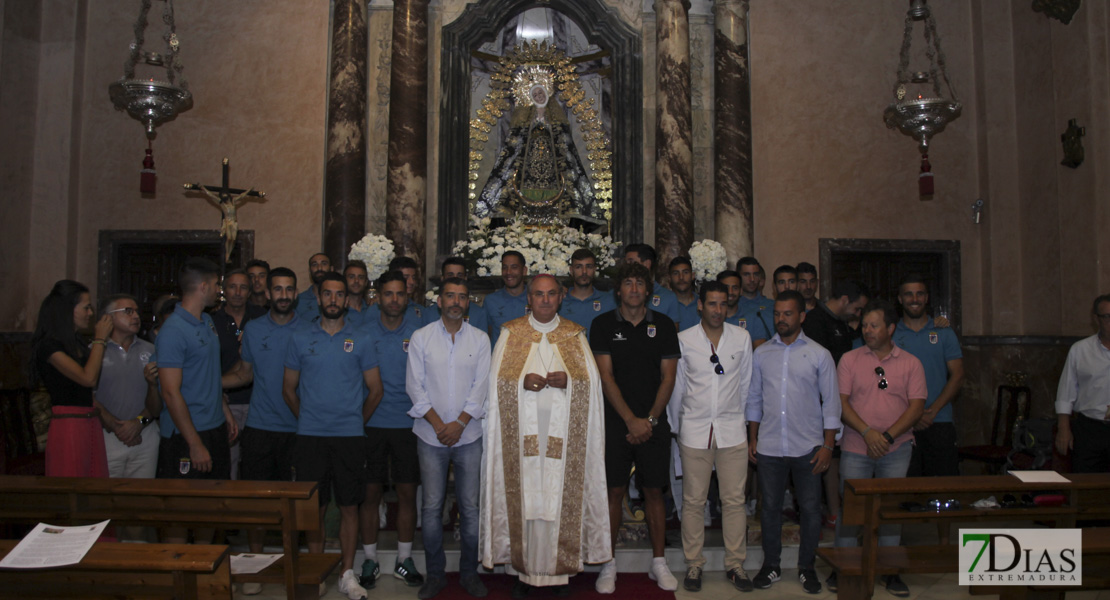 Imágenes de la ofrenda floral del CD. Badajoz a la Virgen de la Soledad