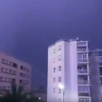 Espectacular rayo toca tierra en la estación eléctrica de Valdepasillas