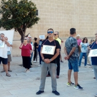 Suerte de Saavedra exige un centro de mayores manifestándose ante el Pleno