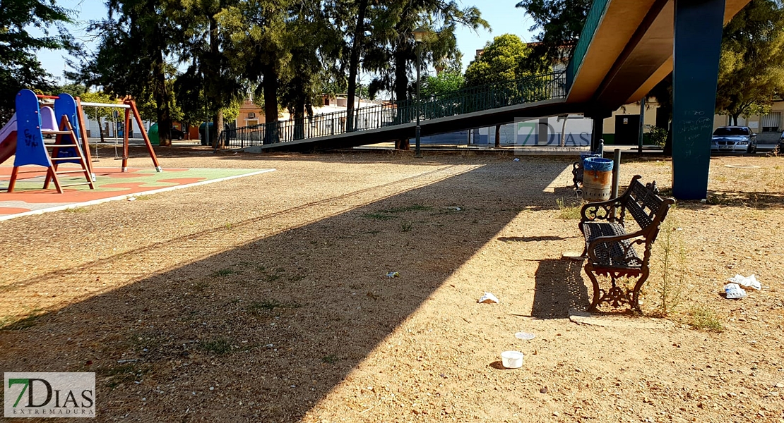 Desidia y abandono en los parques de Badajoz