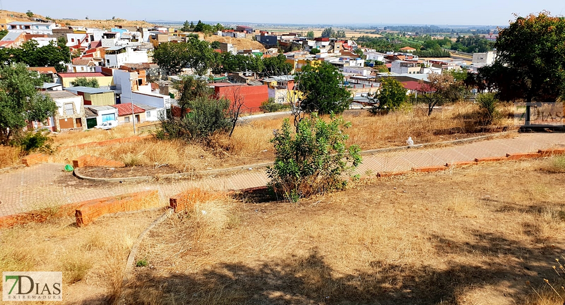 Desidia y abandono en los parques de Badajoz