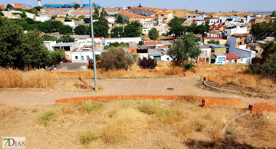 Desidia y abandono en los parques de Badajoz