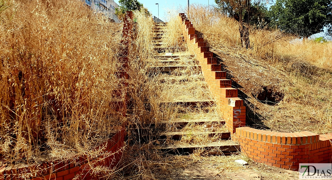 Desidia y abandono en los parques de Badajoz