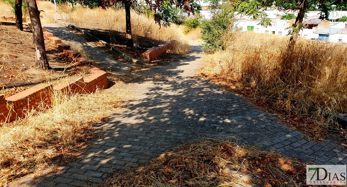 Desidia y abandono en los parques de Badajoz